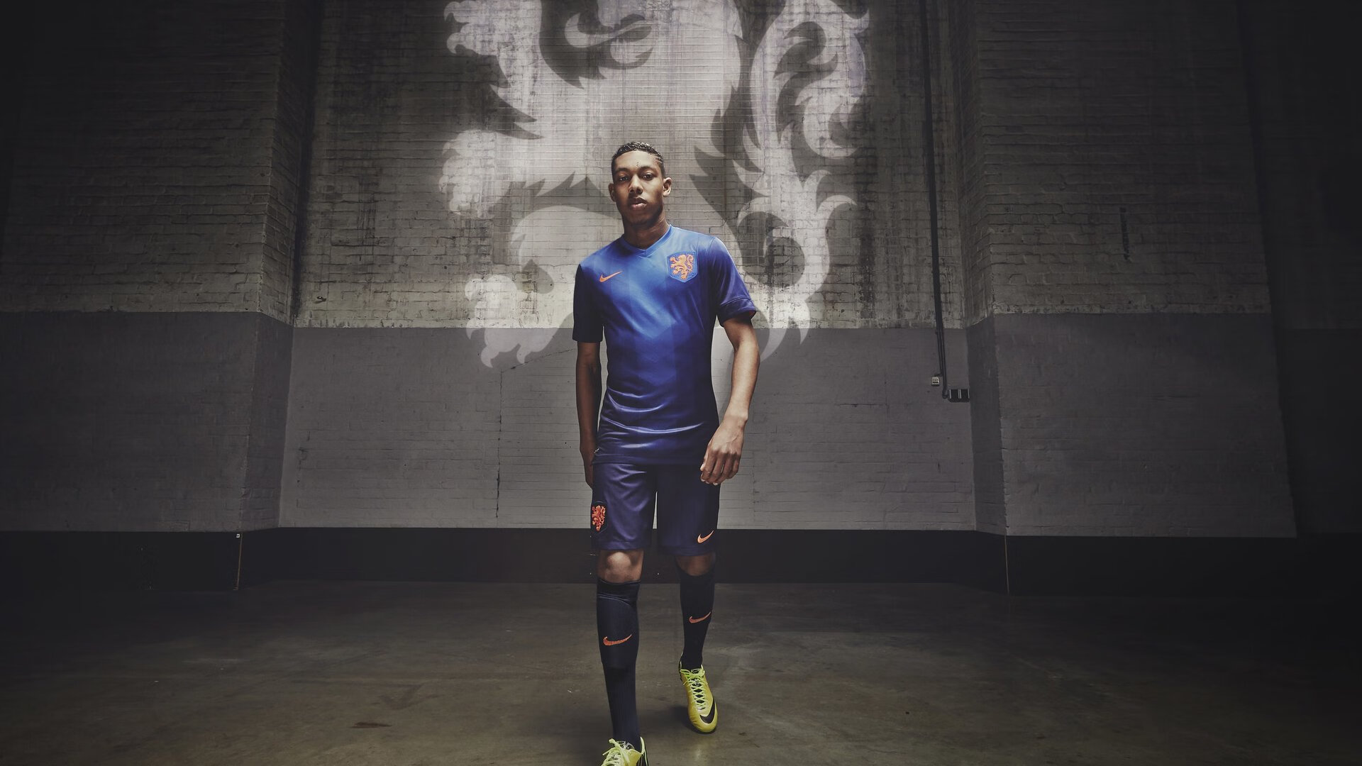 切尔西球迷支持热烈，激励球队发挥出色，切尔西的球迷